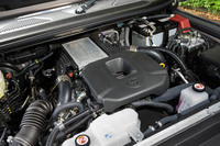 パワーユニットは自然吸気の2.7リッターガソリンエンジンと2.8リッターディーゼルターボエンジン（写真）の2種類。前者が選べるのは中間グレードの「VX」のみで、「GX」と「ZX」はディーゼルのみの設定となる。