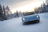 「タイカン4S」には容量79.2kWhのパフォーマンスバッテリーが標準装備されるほか、同93.4kWhのパフォーマンスバッテリープラスがオプション設定されている。