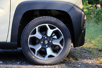 足まわりでは、165/60R15サイズの大径タイヤを装着することで180mmの最低地上高を確保。試乗車にはダンロップのエコタイヤが装着されていた。