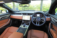 インテリアでは、インストゥルメントパネルとセンターコンソールまわりが大幅につくり変えられた。