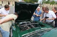 「ダットサン240Z」のエンジンルームを、ギャラリーがたちまち取り囲んだ。