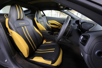 シートの種類は標準仕様の「スポーツ」と、サイドボルスターの張り出した「スポーツプラス」の2種類。着座位置は、先代モデルより10mm低められている。