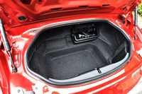 トランク容量はソフトトップモデルと同等の127リッター（DIN方式）を確保している。