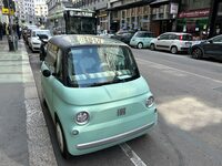 ドゥリーニ通り近くで。この写真にも「トポリーノ」2台が写り込んでいる。