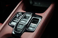 新制御技術「ホンダS＋シフト」のスイッチがセンターコンソールに配置される。ホンダS＋シフトは疑似的な8段変速システムで、加減速時にエンジン回転数を緻密にコントロール。変速機があるかのような、ダイレクト感あふれる駆動レスポンスと変速フィールを実現する。
