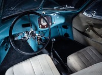 コックピットのつくりはシンプルそのもの。中央にメーターを配するのはフォルクスワーゲンと同様で、パーツの一部を流用している。