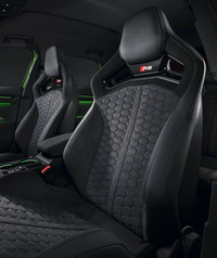 「RSバケットシート」（写真）はオプションとして用意される。