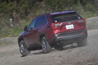 ハイブリッド車の4WDモデルは、フロントに加えてリアにもモーターを搭載。駆動トルクは前後100：0～20：80の間で最適に制御される。