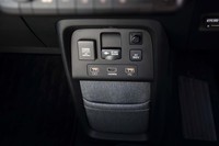 ダッシュボードの下方にはUSBなどのソケットが並ぶ。リビングのような空間を目指したというだけあってHDMI端子も付いている。