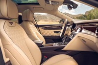 上質なレザーで仕立てられたシート。レザーの色は標準で15色用意され、パネル類はスタンダード（1種類）のほかに7種類のオプションが選択できる。