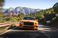 4リッターV8ツインターボエンジンと駆動用モーターを組み合わせたプラグインハイブリッドパワートレインは最高出力782PS、最大トルク1000N・mを発生。8段ATとセンターデフを介して4輪を駆動する。