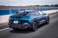 「408 GTハイブリッド」は、WLTCモードで66kmのEV走行が可能。パワートレインの振動制御は洗練されており、無意識だとエンジンのオンオフにも気づかないほどのレベルである。たとえエンジンが回っていてもその静粛性は高く、車内は快適に保たれていた。