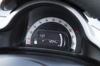 メーターは速度計のみの単眼式。エンジン回転計については、純正オーディオ対応アプリ「R&GO」を使えばスマートフォンに表示が可能だ。ただし、新設定のインダッシュナビを選択すると、純正オーディオが非搭載となってR&GOも使えなくなり、スマートフォンでエンジンの回転数を見ることもできなくなるので注意が必要だ。