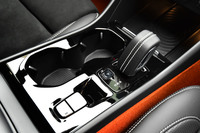 トランスミッションは8段ATのみ。パーキングブレーキは電動式となる。