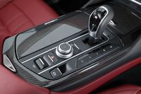 シフトセレクターの右側には、走行モードの選択ボタンや、8段ATをマニュアルモードへと切り替えるボタンが並ぶ。