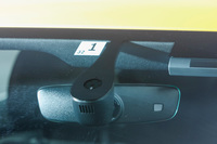 自動ブレーキシステムの「アウディプレセンス フロント」は今回のマイナーチェンジを機に全車に標準装備となった。フロントガラス上部には単眼カメラが、フロントグリル部にミリ波レーダーが備わる。「A4」とほぼ同等レベルの先進システムを組み合わせた「セーフティパッケージ」装着車は2017年6月以降に順次納車が開始される予定。