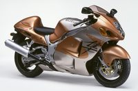 1999年に登場した“初代ハヤブサ”こと「GSX1300R HAYABUSA」。高速走行時の空力を考慮したふくよかな流線形の造形は、過去に例のないものだった。