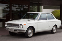 初代「カローラ」は、「パブリカ」と「コロナ」の中間に位置する5人乗りの小型乗用車としてデビュー。当初は2ドアセダンのみだったが、後に4ドアセダンや2ドアバンも追加された。