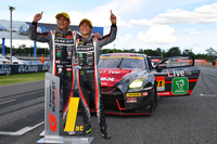 勝利の喜びを全身で表す、平中克幸（写真左）と安田裕信（同右）。