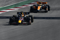 フェルスタッペン（写真先頭）を追うマクラーレンのランド・ノリス（同後ろ）は2位でゴール。フェラーリ同様にマシンアップデートなしでアメリカGPに臨んだマクラーレンは、予選でノリスが2位と変わらずの好調さをキープ。レースではスタートダッシュで1位を奪うも、上昇する気温と路面温度にタイヤを持たせることができず3位でチェッカードフラッグを受けた。レース後、2位だったルイス・ハミルトンのメルセデスが失格となったことで、シーズン5回目の2位が転がり込んできた。チームメイトのオスカー・ピアストリは予選10位、決勝はリタイア。土曜日のスプリントでは、ノリスが4番手スタートから4位入賞、ピアストリは5位から10位でフィニッシュしポイント獲得ならずとなった。今回、ライバルのアストンマーティンがアップデートを外し7位6点追加にとどまったことで、マクラーレンはコンストラクターズランキングで4位に浮上した。（Photo=Getty Images / Red Bull Content Pool）