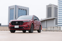 2026年2月に発売された新型「ホンダCR-V」。現行型は2022年に登場した6代目にあたり、先に北米や中国市場での販売がスタートした。今回はラインナップのなかでエントリーモデルに位置づけられるFWD車の「e：HEV RS」に試乗した。