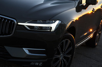 陽光の映り込みが美しい「パイングレーメタリック」のボディー。最新のボルボ車の特徴である、T字型に光るヘッドランプの意匠も目を引く。