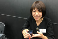 林佛壇店の6代目、佐藤裕美さん。仏壇用のお鈴（りん）などの蒔絵を手がけるほか、イラストレーターとしても活躍中。