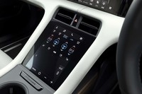 空調の操作は、8.4インチのセンターコンソールパネルで行う。同じ画面に充電状況も表示される。