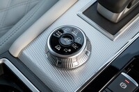 側面にダイヤモンドカット処理が施されたドライブモードセレクターはセンターコンソールのアルミ調化粧パネル上にレイアウトされている。