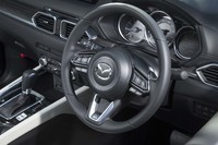 ステアリングスポーク上にはACC機能「マツダレーダークルーズコントロール」の操作スイッチが備わる。こちらにも細かな改良が加えられており、MODEボタンに「ON」の記載を加えることで、より直感的に操作できるようになっている。