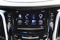 インフォテインメントシステム「CUE」は日本語表示に対応。また、いち早く「Apple CarPlay」や「Android Auto」といった携帯端末との連携機能が採用されていた。