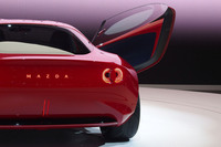 ティーザー情報としてこのテールランプの画像が公開されていたのだが、なぜか次世代「ロードスター」では？　といううわさが独り歩きしてしまった。