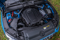 「45 TFSI」と呼ばれる2リッター4気筒直噴ターボエンジンは、最高出力249PS/5000-6000rpm、最大トルク370N・m/1600-4500rpmを発生する。燃費値はWLTCモードで12.9km/リッター。