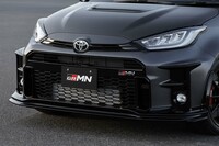 「GRMNヤリス“サーキットパッケージ”」のフロントには、専用のリップスポイラーが装着される。