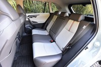 後席の背もたれはリクライニング可能。中央席の背もたれはカップホルダー付きのアームレストを兼ねている。