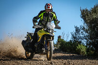 昨今はバイクでも電子制御に代表されるハイテクがトレンドだが、「Vストローム800DE」ではその前段階として、コンパクトなエンジンやバランスのとれたシャシー、車両特性に即した足まわりのジオメトリーなど、ベースとなる部分のつくり込みでパフォーマンスを引き出している。