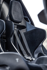 シートはカーボン製のパネルに薄いパッドを装着したシンプルなもので、1脚につき8kgと非常に軽量に仕上げられている。