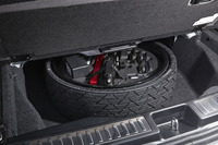 荷室のフロア下には、スペアタイヤと工具類がおさまる。