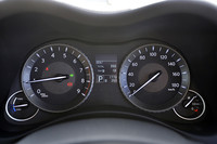 日産がタコメーターを残すことにこだわったというインストゥルメントパネル。タコの傍らにはパワーメーターも添えられる。中央の液晶画面には、EV走行限定の区間・積算距離も表示される。