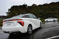 2014年11月18日に正式デビューを果たした、トヨタの量産型燃料電池車「ミライ」。同年12月15日、販売がスタートする。
    