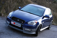 「ヒュンダイ・アクセント」（すでに生産終了）をベースに、グリルまで手を入れたもの。