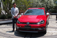 フォルクスワーゲン グループ ジャパンの庄司 茂社長と「ゴルフ オールトラック」。