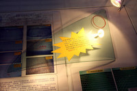 旭硝子の展示するニセパーツのガラス。強度や割れ方の違いなどで危険さをアピールしていた。