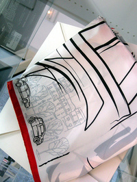 パリとシトロエンを描いたシルク製スカーフは45ユーロ。