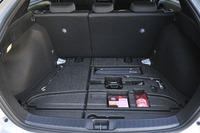 フロアマットをめくるとデッキアンダートレイ（写真はスペアタイヤなしの小型タイプ）が現れる。「E」グレードにはトノカバーは付かないが、それを収納するスペースは用意されている。