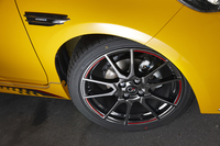 オプションで用意されるダークスパッタリング仕上げのアルミホイール。195/45R17サイズの「ブリヂストン・ポテンザRE050A」タイヤが組み合わされる。
    