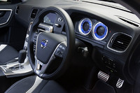 シルクメタルのスポーツステアリングホイール、本革巻きシフトノブ、スポーツペダルなどもR-DESIGN専用装備。