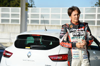 谷口信輝（たにぐち のぶてる）
	1971年生まれのレーシングドライバー。「トヨタ・アルテッツァ ワンメイクレース」を皮切りに、30歳で本格的にレース活動を開始。以来、スーパー耐久のST1クラスやSUPER GTのGT300クラスでチャンピオンを獲得するなど、国内のレースで数々の勝利を重ねる。