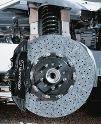 アストン・マーティンの市販車としてはCCM（カーボン・セラミック・マトリックス）ブレーキを初めて採用した。