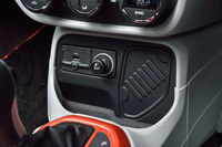 「レネゲード」のセンターコンソールには、USBやAUXのコネクターとともに、ジープのフロントデザインを模したパネル（写真右側）が並ぶ。遊び心を生かしたディテールである。